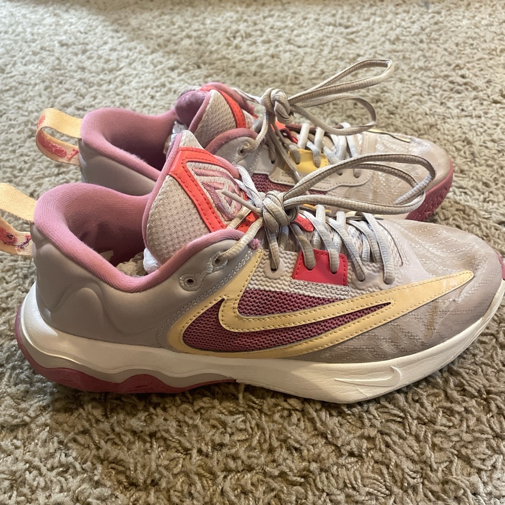 Nike Giannis Immortality 3 Women Size 8.5